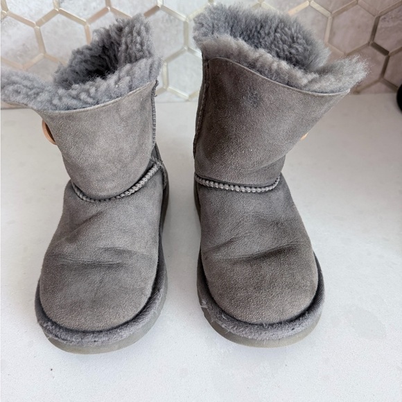 UGG Bailey Button Gray Sheepskin Winter Boots size 9 toddler little kids - Picture 2 of 8